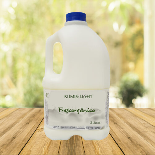 Kumis light cremoso de 2 litros de Granja Frescorganico, hecho con leche entera, sin azúcar, conservantes ni aditivos. Una opción saludable y natural, ideal para cuidar tu alimentación.