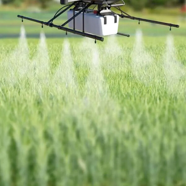 Dron de fumigación agrícola para rociar cultivos con precisión, eficiencia y reducción de costos operativos.