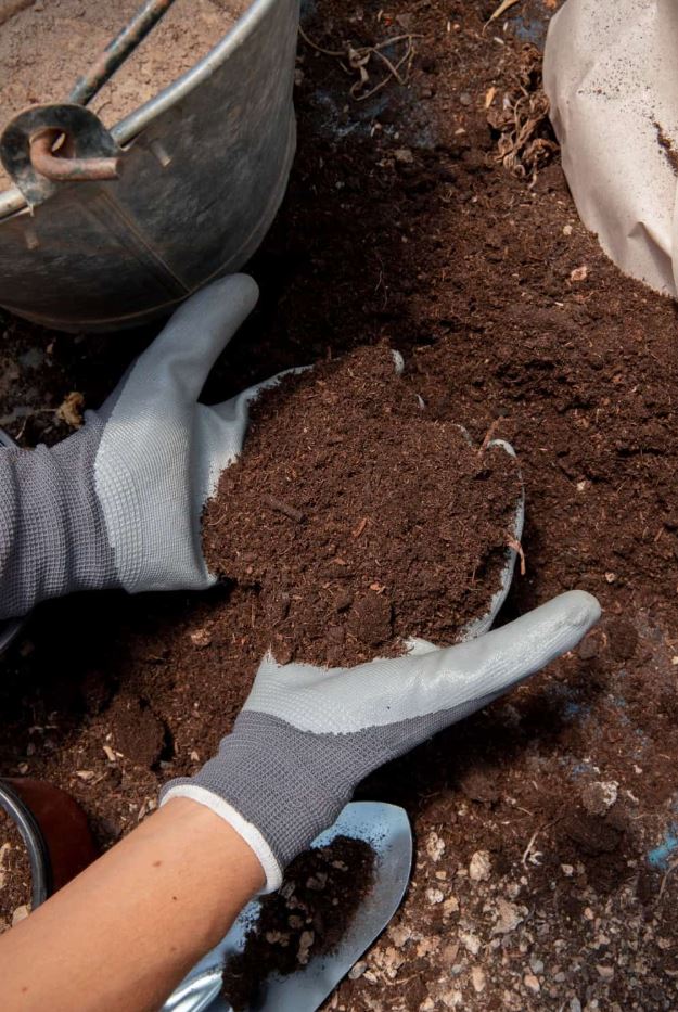 Tierra negra abonada, de alta calidad y enriquecida de manera orgánica, producida en Frescorgánico, Colombia.